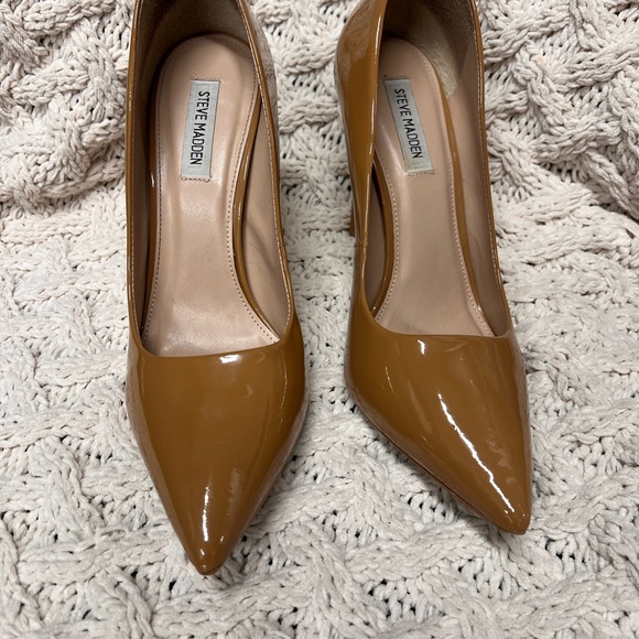 Steve Madden Camel Patent Leather shoe - Picture 6 of 8